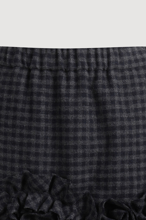 [Atelier] 프릴 포인트 체크 밴딩 미니 스커트 (멀티 컬러)는 가을, 겨울 시즌에 유니크하고 스타일리시한 룩을 연출해 줍니다. 울 50% 함유로 보온성을 높였으며, 허리 밴딩과 슬림핏으로 편안한 착용감을 선사합니다. 언밸런스한 프릴 디테일이 돋보이는 H라인 미니스커트로 데이트룩, 모임룩, 겨울 데일리룩에 적합합니다. 클래식, 시크, 미니멀 스타일을 즐기는 여성분들께 추천합니다. 체크 패턴과 두꺼운 두께감으로 세련된 분위기를 더했습니다.
