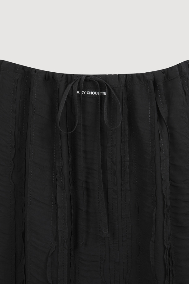 Lace Banding 미디 스커트 (블랙)는 페미닌하고 캐주얼한 무드를 동시에 연출하는 여성용 미디 스커트입니다. 부드러운 폴리에스터와 레이스 소재로 제작되어 얇고 시원하며, 허리 스트링과 레터링 테이프 디자인으로 포인트를 더했습니다. H라인의 레귤러핏으로, 무릎 아래 기장과 레이스 & 도트 패턴이 어우러져 사계절 내내 다양한 스타일로 활용하기 좋습니다.
