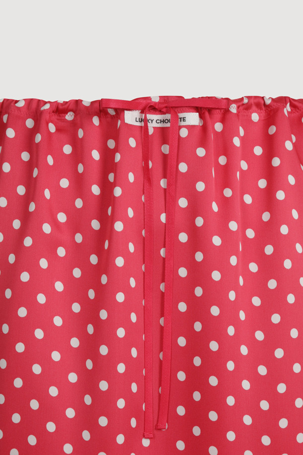 레드 컬러의 도트 패턴이 돋보이는 Dot Banding(도트 밴딩) 미디 스커트입니다. 허리 스트링과 허리 레터링 테이프 디테일로 포인트를 더했으며, 무릎 아래로 내려오는 미디 기장으로 여성스러운 실루엣을 연출합니다. 봄, 여름 시즌 데일리룩으로 활용하기 좋으며, 캐주얼, 미니멀, 로맨틱 스타일을 모두 소화할 수 있습니다. 데이트룩이나 쇼핑룩으로도 추천하며, H라인 핏과 레귤러핏으로 편안하게 착용 가능합니다. 폴리에스테르 소재로 제작되어 관리가 용이합니다.
