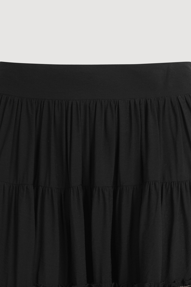 셔링 백 밴딩 롱 스커트 (블랙)는 캐주얼하고 베이직한 스타일의 여성 롱 스커트입니다. 봄, 여름, 가을 계절에 적합하며, 일상적인 착용에 용이합니다. A라인 핏으로 편안하며, 뒷면 밴딩과 옆 지퍼 디테일이 특징입니다. 셔링 디테일과 배색 스티치로 포인트를 더해 동네 마실룩이나 산책룩에 활용하기 좋습니다. 미니멀, 클래식 스타일을 선호하는 분들께 추천합니다.
