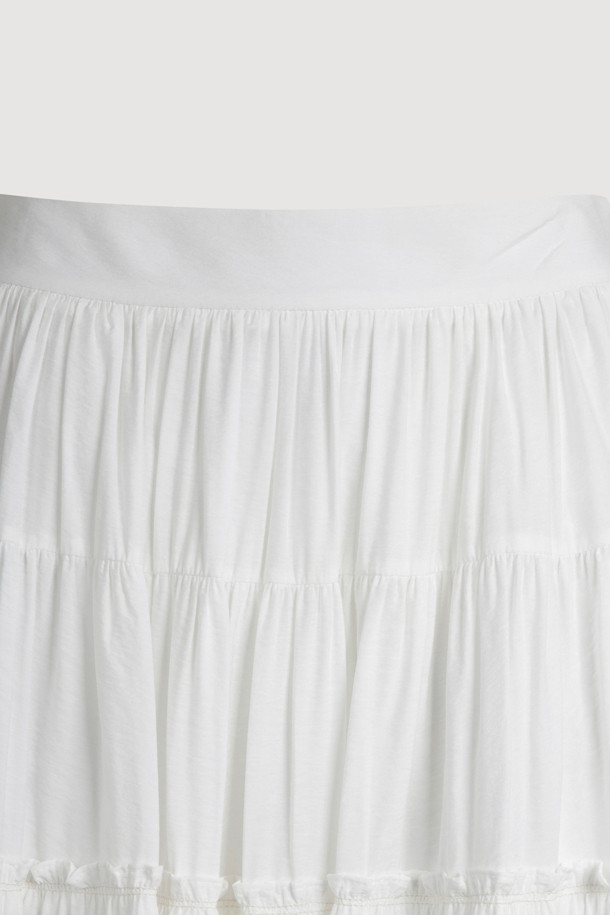 [Re-Order] 셔링 백 밴딩 롱 스커트 (dark ivory)는 베이직하고 캐주얼한 스타일의 여성 롱 스커트입니다. 톤다운된 아이보리 컬러(dark ivory)로 어떤 상의와도 잘 어울리며, 봄, 여름, 가을 계절에 착용하기 좋습니다. A라인 핏에 셔링 디테일과 배색 스티치가 더해져 여성스러운 분위기를 연출합니다. 뒷 밴딩으로 편안한 착용감을 선사하며, 옆 지퍼가 있어 탈착이 용이합니다. 동네 마실룩, 데이트룩, 카페룩 등 다양한 TPO에 맞춰 미니멀하고 클래식한 스타일을 완성해보세요.
