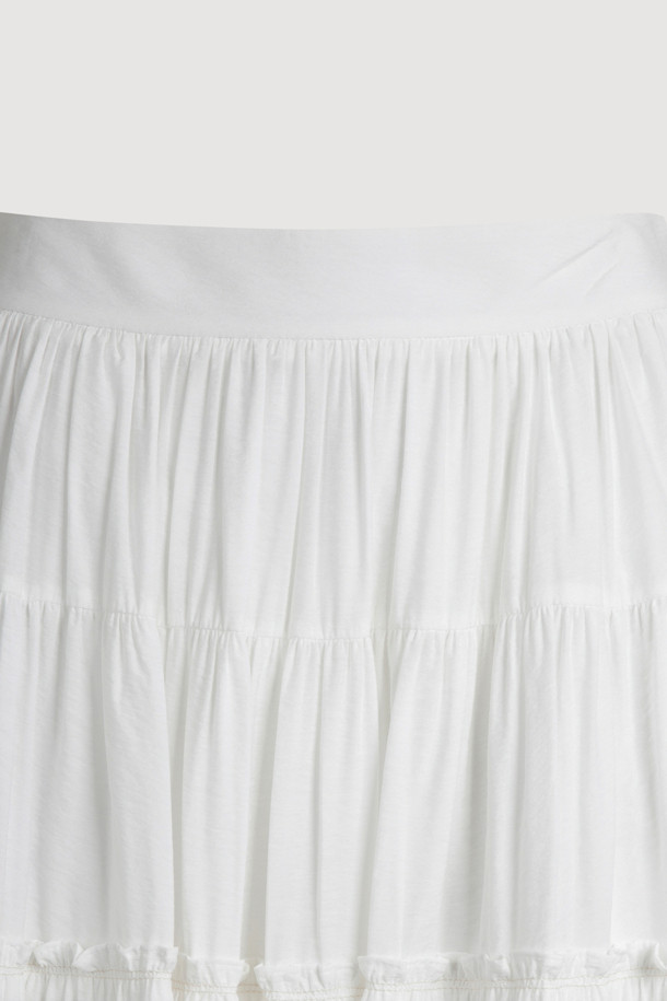 [Re-Order] 셔링 백 밴딩 롱 스커트 (아이보리)는 여성스러운 무드의 롱 스커트입니다. 캐주얼하고 미니멀한 스타일로, 데이트룩과 카페룩에 잘 어울립니다. 아이보리 컬러의 무지 디자인에 A라인 핏으로 편안하게 착용할 수 있으며, 뒷면 밴딩과 옆 지퍼 디테일이 특징입니다. 셔링 디테일과 배색 스티치가 더해져 은은한 포인트를 줍니다. 봄, 여름 시즌에 활용하기 좋은 밴딩 스커트입니다.
