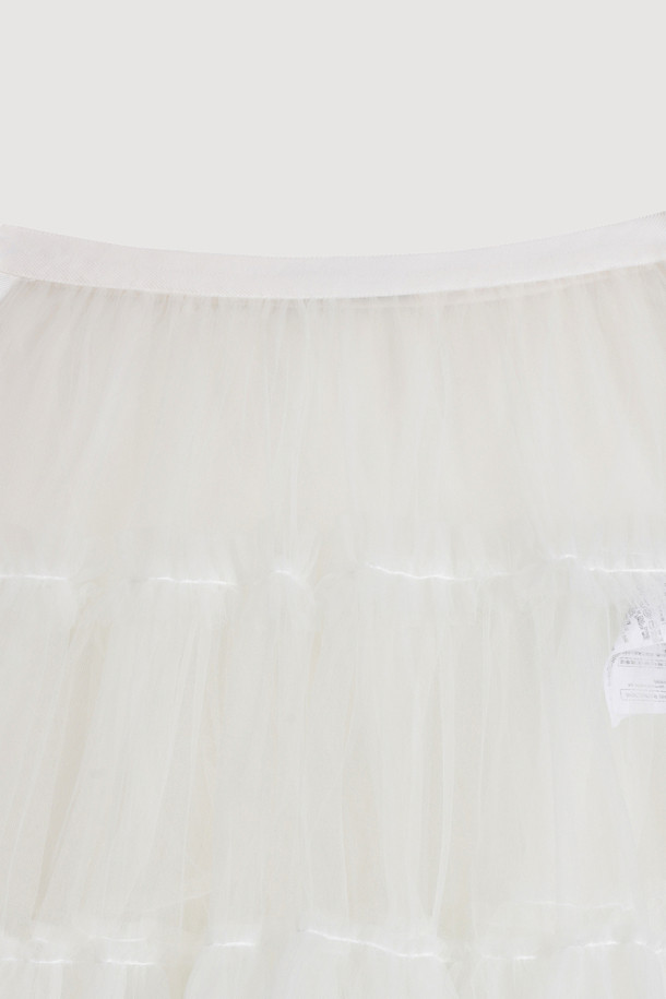 See-through Mesh Banding Skirt (white)는 여성용으로, 가볍고 시원한 착용감의 미디 기장 스커트입니다. 얇은 두께감의 화이트 컬러 메쉬 소재와 허리 밴딩, 볼륨감 있는 프릴 디테일이 특징이며, 시스루 디자인으로 레이어드하여 다양한 스타일을 연출할 수 있습니다. 사계절 내내 유니크한 스타일을 연출하고 싶은 분들께 추천하는 아이템입니다.
