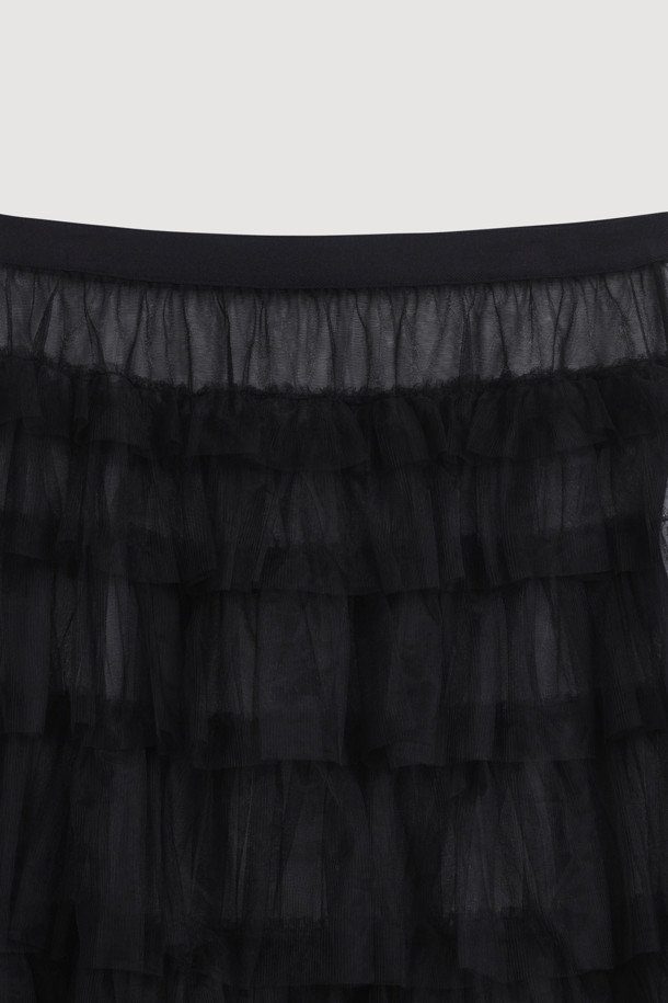 부드러운 메쉬 소재로 제작된 Frill Mesh Banding 롱 스커트(블랙)는 페미닌하고 유니크한 무드를 연출합니다. 허리 밴딩과 맥시 기장으로 편안한 착용감을 선사하며 A라인, 루즈핏 디자인으로 자연스러운 실루엣을 완성합니다. 풍성한 볼륨감을 더하는 프릴 디테일이 돋보이는 데일리 롱 스커트입니다.
