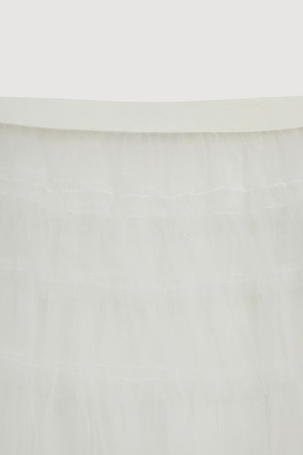 프릴 메쉬 밴딩 롱 스커트 (아이보리)는 여성스러운 무드를 연출하는 캐주얼 스타일의 메쉬 스커트입니다. 봄, 여름 계절에 어울리는 얇은 두께감과 루즈핏으로 편안하게 착용할 수 있습니다. 허리 밴딩 처리와 A라인 핏으로 활동성을 높였으며, 볼륨감 있는 프릴 디테일이 돋보입니다. 맥시 기장으로 다리 라인을 커버하며, 데이트룩, 여행룩, 휴가룩 등 다양한 TPO에 활용할 수 있습니다. 부드러운 촉감의 무지 디자인으로 어떤 상의와도 쉽게 매치 가능합니다.
