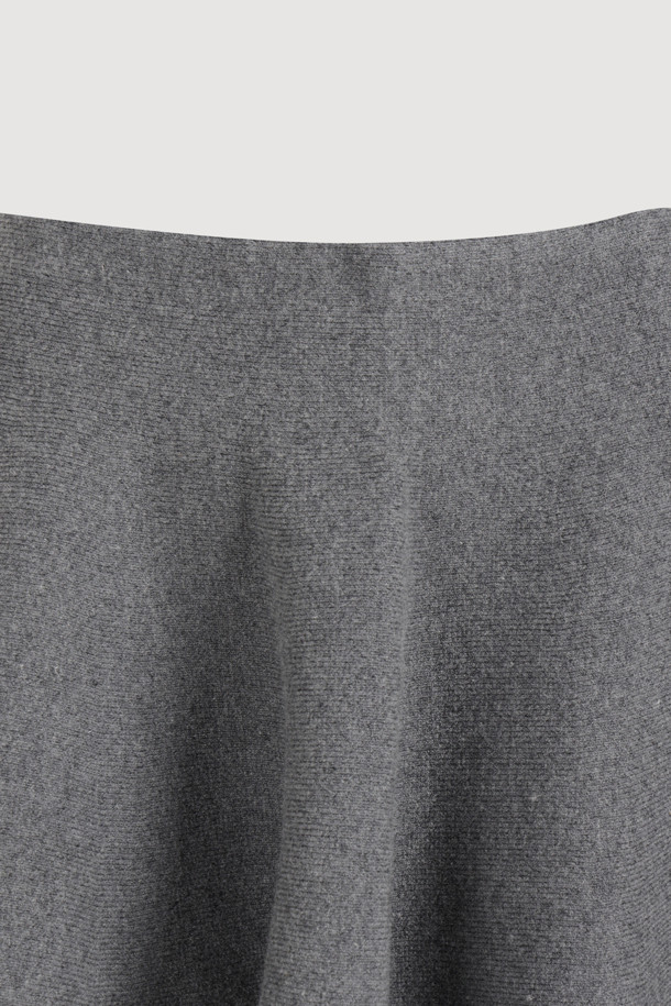 [Re-Order] 플레어 니트 스커트 (멜란지 그레이)는 가을과 겨울, 페미닌하고 유니크한 스타일을 연출하는 여성용 스커트입니다. 울과 코튼 혼방의 탄탄한 두께감으로 제작되어, 슬림핏 플레어 라인이 체형 보완에 도움을 줍니다. 멜란지 그레이 컬러의 무지 디자인으로, 다양한 상의와 레이어드하여 클래식, 미니멀, 걸리시한 스타일을 완성할 수 있습니다. 뒤 포켓 리본 디테일이 돋보이며, 가디건이나 풀오버와 세트로 착용하여 데이트룩, 카페룩, 겨울 데일리룩을 연출하기 좋습니다.
