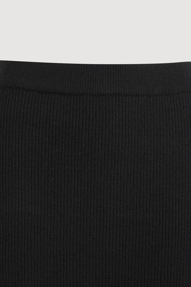 블랙 프릴 롱 니트 스커트는 가을, 겨울 시즌에 어울리는 여성용 스커트입니다. 울, 캐시미어, 나일론 혼방의 부드러운 소재와 두꺼운 두께감으로 따뜻하고 포근한 착용감을 선사합니다. A라인 핏에 허리 밴딩, 사이드 트임, 러플 디테일이 더해져 엘레강스한 무드를 연출하며, 데이트룩, 모임룩, 오피스룩 등 다양한 TPO에 활용 가능합니다. 미니멀, 클래식, 시크 스타일을 즐겨 입는 분들께 추천하며, 세트 상품으로도 연출할 수 있습니다. 맥시 기장으로 우아함을 더해줍니다.
