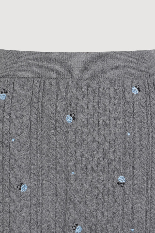 멜란지 그레이 컬러의 케이블 자수 니트 스커트입니다. 울, 캐시미어, 나일론 혼방 소재로 제작되어 부드러운 촉감과 따뜻함을 선사합니다. H라인 핏의 미니스커트로, 허리 밴딩과 케이블, 플라워 자수 디테일이 돋보입니다. 가을, 겨울 시즌 데이트룩, 모임룩, 클래식, 미니멀, 캐주얼 스타일 모두 소화 가능한 아이템입니다. 니팅 조직감이 포근한 분위기를 더합니다.
