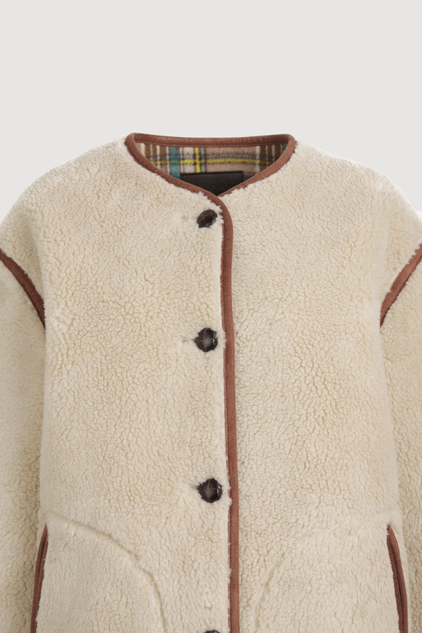 라운드 넥 페이크 퍼 점퍼 (라이트 베이지)는 부드러운 촉감의 페이크 퍼 소재로 제작되어 가을과 겨울에 따뜻하게 입을 수 있는 여성용 점퍼입니다. 힙 기장의 박시 핏 디자인으로 캐주얼하면서도 클래식한 스타일을 연출하며, 양면 착용이 가능하여 다양한 분위기를 낼 수 있습니다. 라이트 베이지 컬러의 무지 디자인은 어떤 옷에도 잘 어울리며, 버튼 여밈 방식과 긴 소매 기장으로 편안함을 더했습니다. 스웨이드 파이핑 디테일이 고급스러움을 더하며, 겨울 데일리룩, 모임룩, 데이트룩 등 다양한 TPO에 활용하기 좋습니다.
