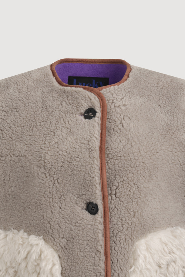 "Re-Order" 라운드 넥 페이크 퍼 머스탱 베스트 (다크 베이지)는 부드러운 페이크 퍼와 스웨이드 소재로 제작되어 포근한 착용감을 선사합니다. 숏 기장에 힙을 살짝 덮는 기장감으로, 캐주얼과 스트릿 스타일을 넘나들며 다양한 룩에 활용하기 좋습니다. 안감은 플리스, 두꺼운 두께감으로 가을, 겨울 시즌 따뜻하게 입을 수 있으며, 아웃포켓과 소뿔 단추, 후드 디자인으로 포인트를 더했습니다. 여유로운 핏과 민소매 디자인으로 활동성을 높여 겨울 데일리룩, 동네 마실룩, 산책룩에 편안하게 매치할 수 있습니다.
