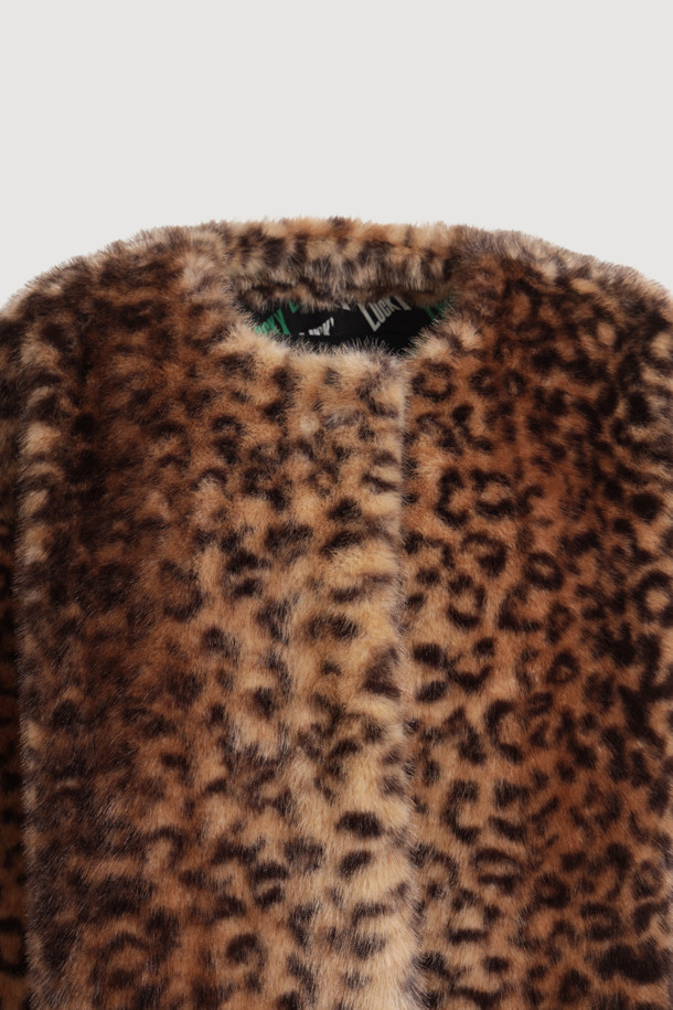 세련된 분위기를 연출하는 페이크 폭스 노 칼라 코트입니다. 오버핏 디자인에 무릎 기장으로, 겨울철 따뜻함과 스타일리시함을 동시에 잡았습니다. 멀티컬러와 레오파드 패턴으로 유니크함을 더하며, 부드러운 페이크 퍼 소재가 포근한 착용감을 선사합니다. 가볍고 풍성한 실루엣에 럭키 로고 패턴 안감으로 포인트를 주어 고급스러운 무드를 연출합니다. 모임룩, 연말 모임룩에 시크하고 클래식한 스타일을 더해보세요.
