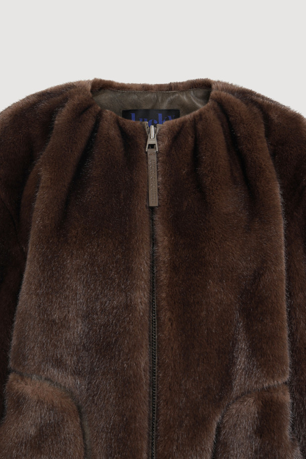 FAKE 밍크 퍼 라운드 넥 점퍼(브라운)는 여성 고객을 위한 아우터입니다. 가을, 겨울 시즌에 어울리는 두꺼운 두께감의 퍼 코트로, 부드러운 촉감이 특징입니다. 우아한 스타일을 연출하며, 무지 패턴에 레귤러핏으로 제작되었습니다. 안감에는 LUCKY 로고 패턴이, 포켓 라인에는 FAKE 레더 원단 처리가 되어 있습니다. 데이트룩, 모임룩, 연말 모임룩 등 다양한 TPO에 클래식, 미니멀, 로맨틱 스타일로 활용하기 좋습니다.
