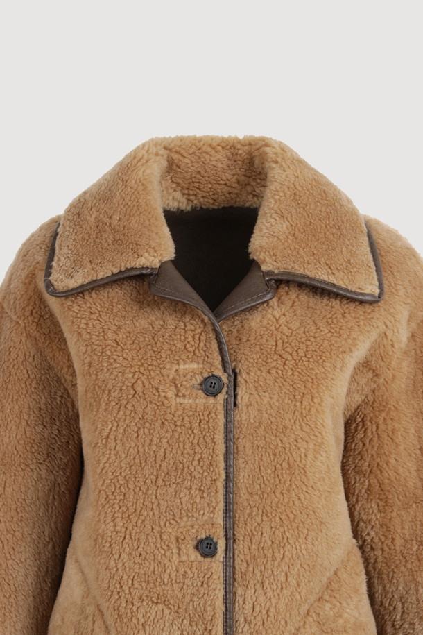 포근하고 부드러운 페이크 퍼 소재의 카멜 컬러 점퍼입니다. 캐주얼, 미니멀, 클래식 스타일을 아우르며, 가을, 겨울 시즌 데이트룩, 모임룩에 활용하기 좋습니다. 크롭 기장에 루즈핏 또는 오버핏으로 연출 가능하며, 2WAY 착용 가능한 리버시블 디자인과 아웃포켓, 페이크 레더 파이핑 디테일이 특징입니다. 긴 소매에 버튼 여밈 방식으로 편안하게 착용할 수 있습니다. 두께감 있는 소재로 따뜻함과 스타일을 동시에 잡아보세요.
