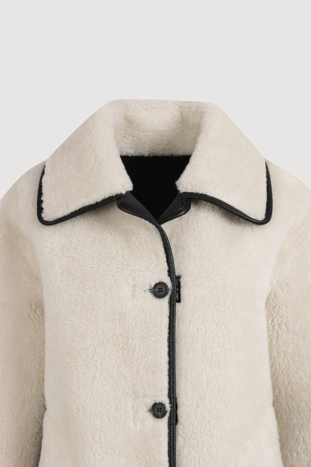 아이보리 컬러의 페이크 퍼 점퍼입니다. 부드러운 촉감의 페이크 퍼 소재로 제작되었으며, 가을과 겨울에 따뜻하게 착용할 수 있습니다. 캐주얼 스타일의 무지 디자인으로, 루즈핏과 오버핏 두 가지 핏으로 연출 가능합니다. 페이크 레더 파이핑 디테일과 아웃포켓, 2WAY 착용이 가능한 점이 특징입니다. 데이트룩, 모임룩, 캐주얼, 미니멀, 클래식 스타일을 즐겨 입는 여성분들께 추천합니다.
