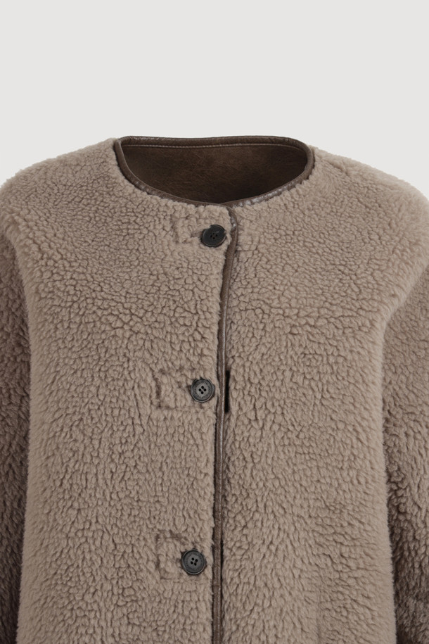 부드러운 촉감의 브라운 컬러 페이크 퍼 롱 코트입니다. 오버핏 디자인에 맥시 기장으로, 가을과 겨울에 따뜻하게 착용할 수 있습니다. 겉감은 울, 인조가죽, 퍼 소재로, 안감은 리버시블 디자인으로 제작되어 다양한 스타일을 연출할 수 있습니다. 싱글 버튼 여밈 방식과 아웃포켓 디테일이 돋보이며, 데이트룩, 캐주얼, 클래식, 미니멀 스타일 모두 소화 가능합니다. 시어링 코트 스타일로, 페이크 레더 마감 처리된 오버사이즈 코트입니다.
