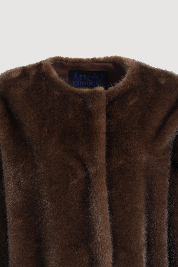 Fake 밍크 롱 코트(브라운)는 우아하고 클래식한 스타일을 연출하는 여성용 코트입니다. 부드러운 촉감의 폴리에스테르와 밍크 소재로 제작되어 가을, 겨울 시즌에 따뜻하게 착용할 수 있습니다. 롱 기장의 슬림핏 디자인으로, 라운드넥과 아웃포켓 디테일이 돋보입니다. 럭키(LUCKY) 로고 패턴 안감과 캐스카로 오픈 클로징 방식으로 고급스러움을 더했습니다. 모임룩, 연말 모임룩, 오피스룩 등 다양한 TPO에 미니멀하고 세련된 스타일을 완성해 보세요.
