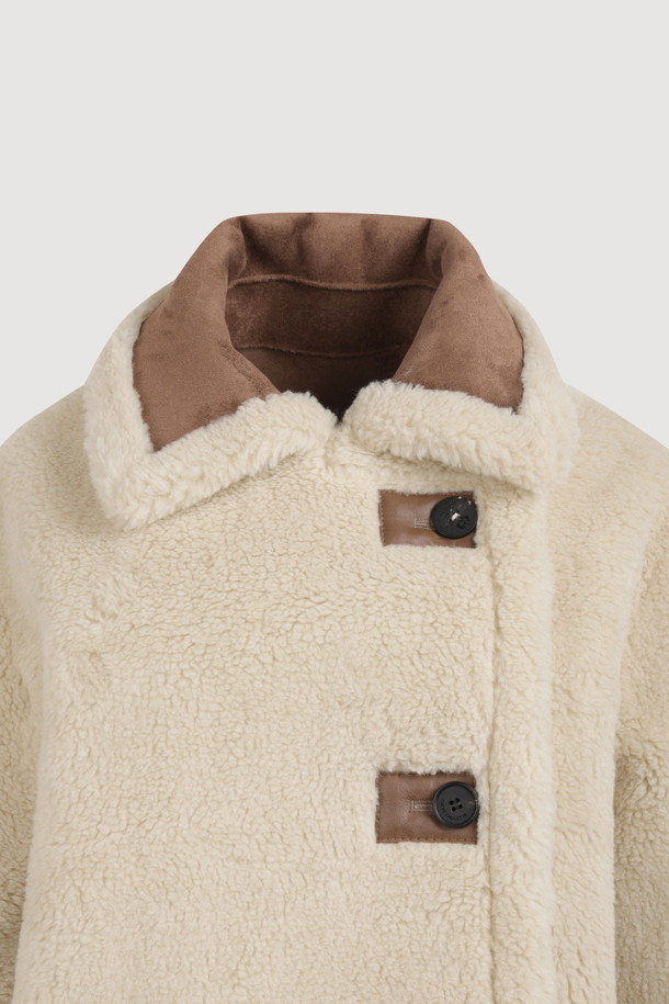 라이트 베이지 컬러의 페이크 퍼 테디베어 코트입니다. 부드러운 촉감의 페이크 퍼와 울 소재 혼방으로 제작되어 포근함을 선사하며, 가을과 겨울에 따뜻하게 착용하기 좋습니다. 롱 기장에 오버사이즈 실루엣, 코쿤 핏으로 편안하면서도 스타일리시한 연출이 가능합니다. 양면 착용이 가능한 리버시블 디자인으로, 하이넥 스타일과 소뿔 단추 여밈 디테일이 특징입니다. 출근룩, 모임룩, 데이트룩 등 다양한 TPO에 클래식, 캐주얼, 미니멀 스타일로 활용해 보세요.
