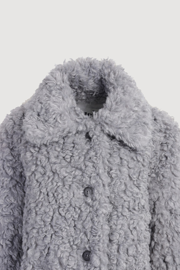 페이크 울 카라 퍼 점퍼 (라이트 그레이)는 부드러운 촉감의 페이크 퍼와 시어링 소재를 사용하여 포근함을 더한 여성용 점퍼입니다. 가을과 겨울에 어울리는 두꺼운 두께감으로 따뜻하게 착용할 수 있으며, 오버핏과 코쿤핏으로 편안한 착용감을 선사합니다. 빅 사이즈 카라와 아웃포켓, 소뿔 단추 디테일이 돋보이며, 턴업 소매로 다양한 스타일 연출이 가능합니다. 데이트룩, 모임룩 등 특별한 날은 물론 캐주얼, 클래식, 미니멀 스타일에도 잘 어울리는 다용도 아우터입니다. 라이트 그레이 컬러로 어떤 옷에도 쉽게 매치할 수 있어 활용도가 높습니다.
