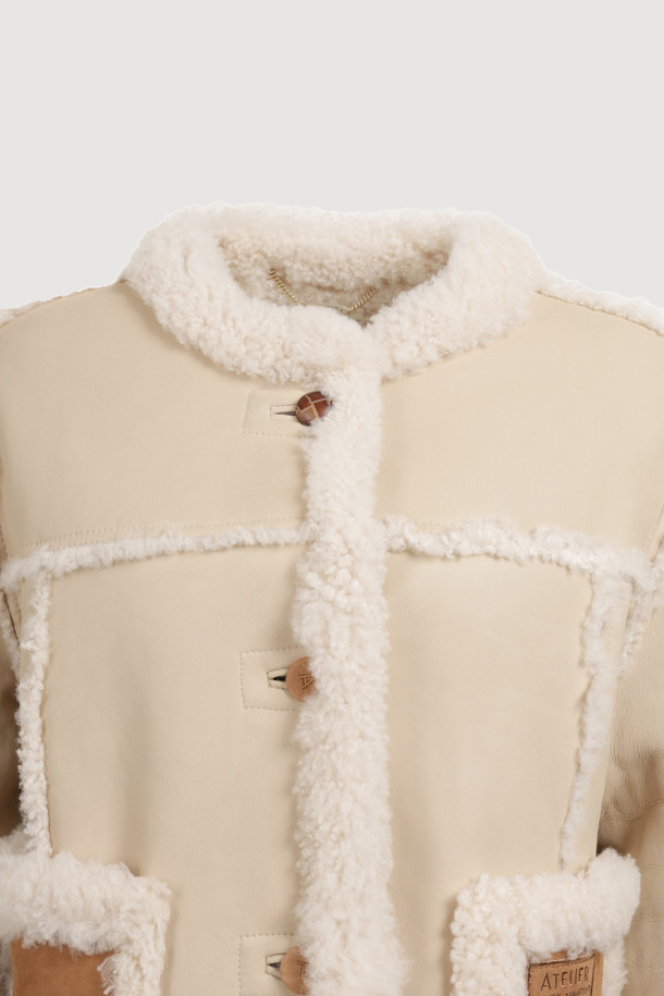 [Atelier] 램스킨 무스탕 재킷 (라이트 베이지)는 페미닌하고 고급스러운 무드를 연출하는 여성용 아우터입니다. 가을과 겨울, 데이트룩, 모임룩, 연말 모임룩에 적합하며, 클래식, 미니멀, 시크 스타일에 잘 어울립니다. 부드러운 램스킨과 스웨이드 소재를 사용하여 촉감이 뛰어나고, 루즈핏에 싱글 버튼 여밈 방식으로 편안하게 착용할 수 있습니다. 양쪽 배색 스웨이드 아웃포켓과 ATELIER 로고 장식, FUR 믹스로 디자인의 완성도를 높였습니다. 두꺼운 두께감으로 보온성을 더했으며, 긴 소매 기장과 레귤러 기장으로 어떤 스타일에도 잘 어울리는 활용도 높은 무스탕입니다.
