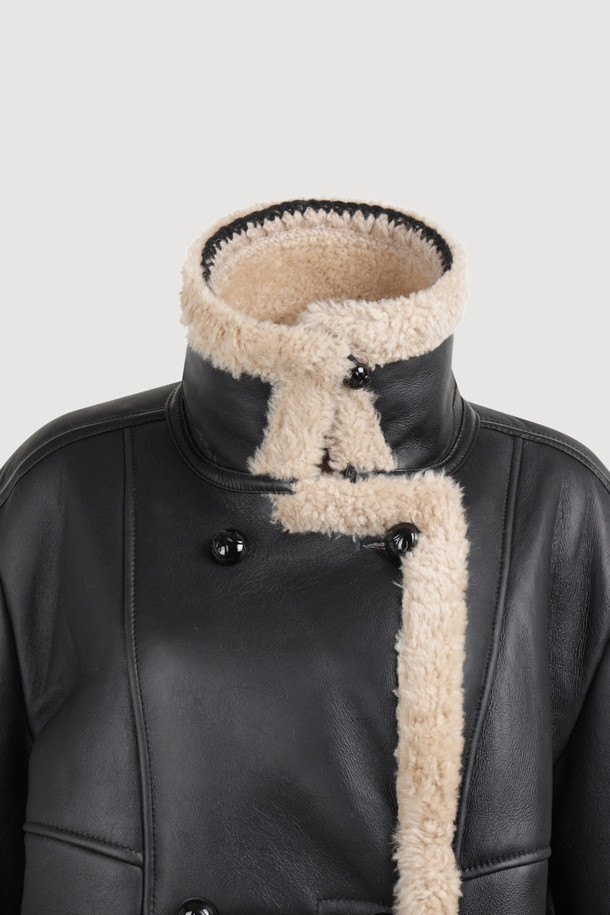 [Atelier] 라이더 리얼 머스탱 (블랙)은 메릴리뇨 램스킨 소재로 제작되어 부드러운 촉감을 자랑하는 무스탕입니다. 가을과 겨울, 일상에서 클래식하고 스타일리시한 무드를 연출하며, 오버핏에 힙 기장의 디자인으로 편안한 착용감을 선사합니다. 블랙 컬러에 싱글 버튼 여밈 방식과 금속 단추, 핸드메이드 위빙 테이프 장식, 카라 디테일이 더해져 고급스러움을 더했습니다. 겨울 데일리룩, 데이트룩, 모임룩 등 다양한 TPO에 맞춰 클래식, 미니멀, 시크 스타일을 완성해 보세요.
