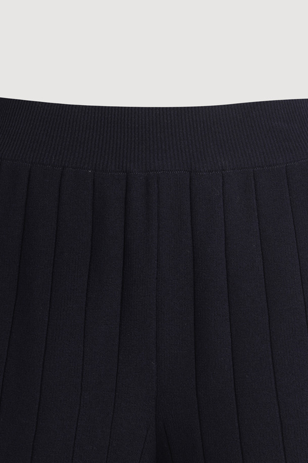 다크 네이비 컬러의 [Re-Order] Color Piping Knit Shorts는 여름철 시원하게 즐길 수 있는 여성용 니트 쇼츠입니다. 얇고 시원한 촉감의 니트 소재에 레귤러 핏으로 편안함을 더했으며, 컬러 파이핑 디테일과 세로 조직감, 볼륨감 있는 조직으로 포인트를 주어 캐주얼한 스타일을 연출합니다. 체형 커버에도 효과적인, 데일리하게 활용하기 좋은 무지 디자인의 숏 기장 바지입니다.
