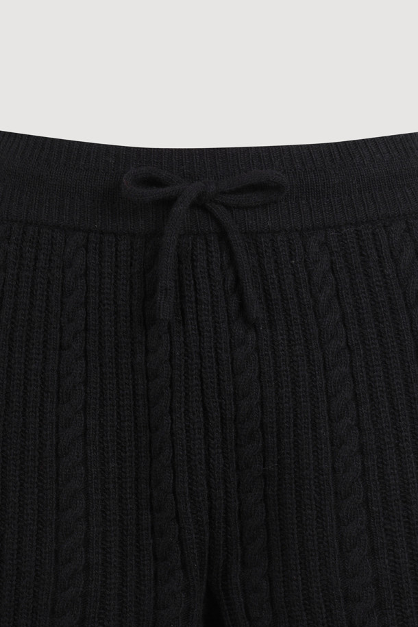 Entry Side Frill Knit Shorts (블랙)는 부드러운 울 혼방 소재로 제작되어 봄, 가을에 착용하기 좋은 여성 니트 쇼츠입니다. 허리 이밴딩과 옆라인 프릴 디테일이 캐주얼하면서도 유니크한 스타일을 연출하며, 케이블 및 스트라이프 패턴의 립 조직이 특징입니다. 레귤러핏으로 편안하게 착용 가능하며, 동네 마실룩, 집콕룩, 카페룩 등 다양한 TPO에 활용하기 좋습니다. 캐주얼, 미니멀, 클래식 스타일을 즐겨 입는 분들께 추천합니다.
