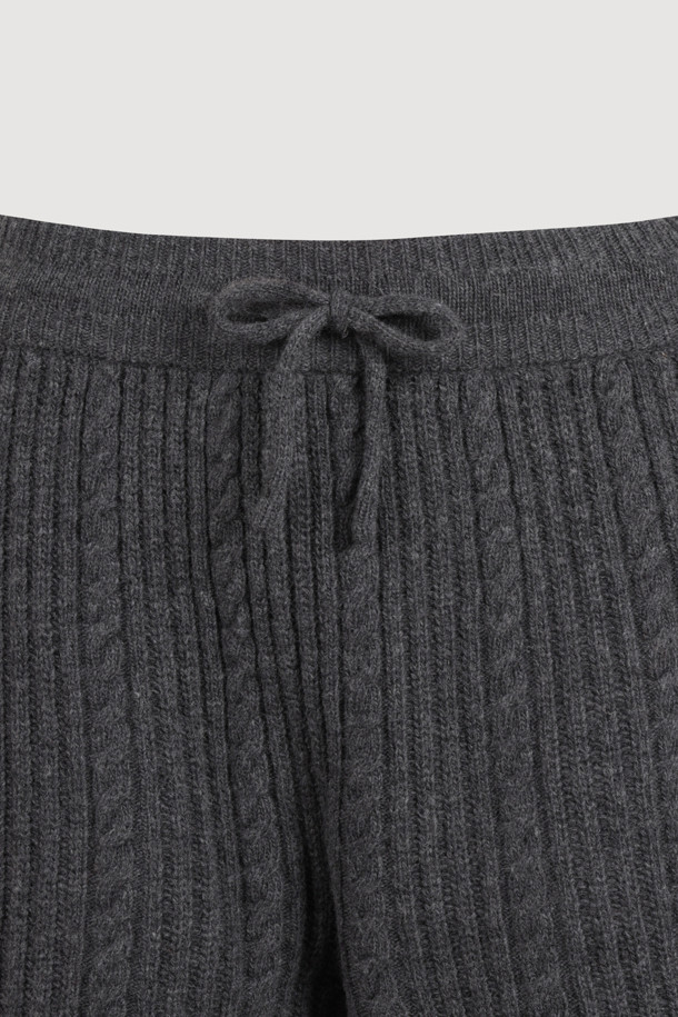 엔트리 사이드 프릴 니트 쇼츠 (멜란지 그레이)는 여성 의류로, 가을과 겨울에 어울리는 캐주얼 스타일의 니트 쇼츠입니다. 울 혼방 소재로 제작되어 부드러운 촉감과 두꺼운 두께감으로 따뜻함을 선사하며, 허리 이밴딩 처리로 편안한 착용감을 제공합니다. 숏 기장에 멜란지 그레이 컬러, 케이블과 스트라이프 패턴의 조화가 유니크한 분위기를 연출하며, 립 조직과 케이블 조직, 프릴 디테일이 돋보입니다. 집콕룩, 겨울 데일리룩, 산책룩 등 다양한 상황에서 캐주얼, 클래식, 미니멀 스타일로 활용하기 좋습니다.
