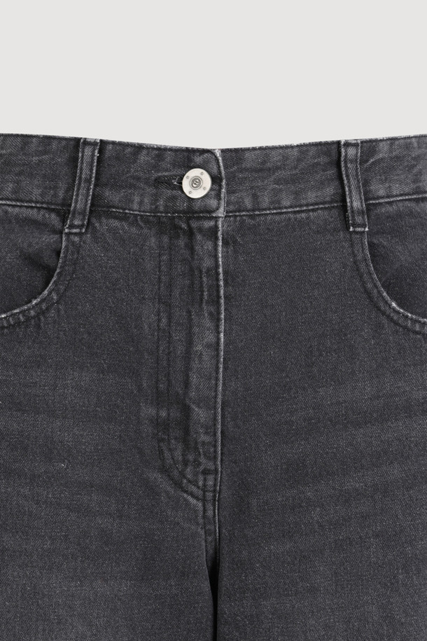 Jersey Mix Back Banding Denim Pants (블랙)는 캐주얼한 무드의 여성 데님 팬츠입니다. 블랙 컬러에 사계절 착용 가능하며, 데이트룩, 모임룩 등 다양한 TPO에 활용할 수 있습니다. 져지 소재와 데님의 혼방으로 편안한 착용감을 선사하며, 루즈핏 와이드 레그 디자인으로 스타일리시함을 더했습니다. 뒤 허리 밴딩 처리로 활동성을 높였으며, 로고 캔톤, 리벳 디테일, 뒷포켓 스티치 자수, 밑단 술풀림 디자인으로 포인트를 주었습니다. 미니멀, 클래식 스타일을 즐겨 입는 분들께 추천합니다.
