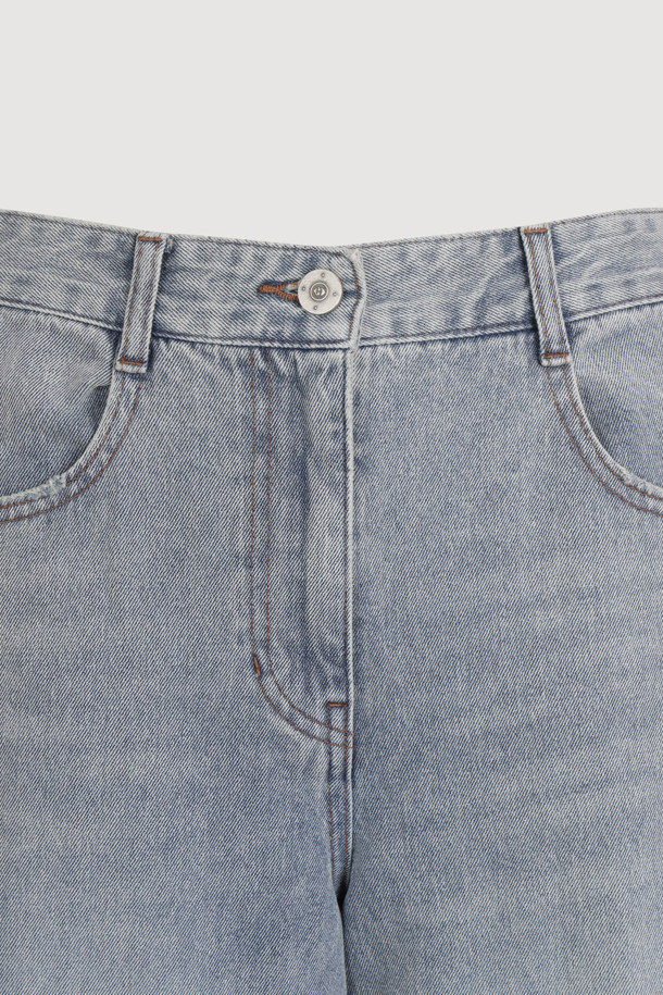 [Re-Order] 져지 믹스 백 밴딩 데님 팬츠 (blue)는 캐주얼과 스트리트 스타일을 모두 소화할 수 있는 여성 데님 팬츠입니다. 봄, 여름, 가을 계절에 적합하며, 와이드 핏과 맥시 기장으로 편안하면서도 스타일리시한 연출이 가능합니다. 데님과 져지 소재의 믹스 매치로 편안한 착용감을 선사하며, 럭키슈에뜨 로고 캔톤, 리벳 디테일, 뒷포켓 스티치 자수, 밑단 술풀림 디자인 등의 특징을 갖추고 있습니다. 뒷밴딩 처리로 활동성을 높였으며, 데일리룩에 포인트 아이템으로 활용하기 좋습니다.
