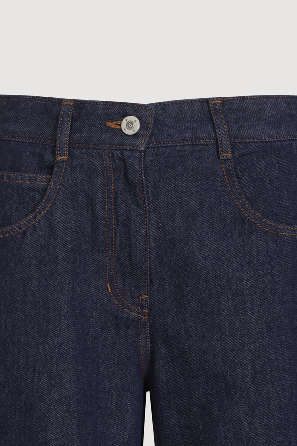 럭키슈에뜨 Side Ribbon Wide Denim Pants (dark blue)는 여성용 와이드핏 데님 팬츠입니다. 양 사이드 리본 디테일과 럭키슈에뜨 로고 캔톤, 리벳 장식, 뒤 포켓 개발 스티치 자수가 특징이며, 캐주얼 및 스트릿 스타일 연출에 용이합니다. 봄, 여름, 가을 시즌 일상복으로 활용하기 좋으며, 맥시 기장의 다크 블루 컬러 데님 소재로 제작되었습니다.
