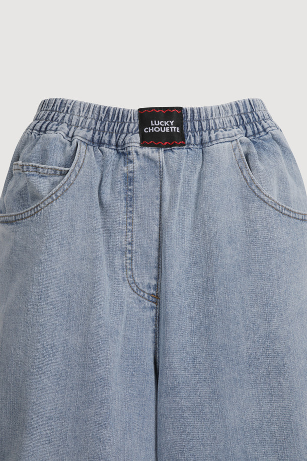 [Re-Order] Midi Banding Denim Pants (blue)는 캐주얼한 스타일의 여성 데님 숏팬츠입니다. 무릎 위 기장으로 시원하게 착용 가능하며, 밴딩 허리 디자인과 루즈핏으로 편안함을 더했습니다. 앞 중심 개발 라벨과 뒤 포켓 스티치 자수 디테일이 돋보이며, 크롭 티셔츠와 함께 코디하여 더욱 스타일리시하게 연출할 수 있습니다.
