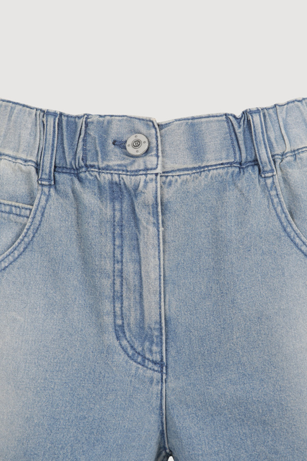 [Re-Order] Hem Frill Back Banding 데님 숏팬츠 (blue)는 여성스러운 스타일의 캐주얼 숏팬츠입니다. 뒷면 밴딩 처리로 편안한 착용감을 제공하며, 프릴 디테일이 돋보입니다. 데님 소재로 제작되었으며, 로고 캔톤, 리벳, 뒷 포켓 스티치 자수, 앞 중심 지퍼 등 섬세한 디테일을 더했습니다. 봄, 여름 시즌에 시원하게 즐겨 입을 수 있습니다.
