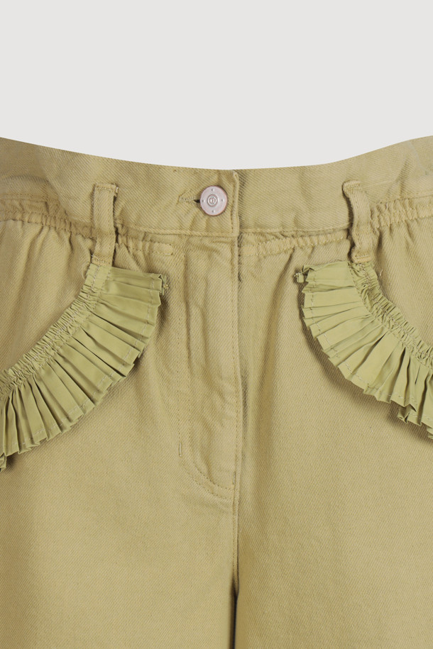 올리브 컬러의 Pleats Point Inside Banding 데님 숏팬츠입니다. 앞 중심 지퍼와 속 허리 밴딩으로 편안한 착용감을 선사하며, 럭키슈에뜨 로고 캔톤으로 포인트를 더했습니다. 포켓 주름 배색 디테일이 돋보이는 캐주얼 스타일로, 봄, 여름 데일리룩에 활용하기 좋습니다.

