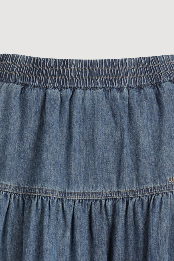 프릴 밴딩 데님 롱 스커트 (블루)는 캐주얼하면서도 여성스러운 무드를 연출하는 데님 롱 스커트입니다. 허리 밴딩과 셔링 디테일이 편안한 착용감과 함께 자연스러운 실루엣을 선사하며, A라인 핏으로 다리가 더욱 길어 보이는 효과를 줍니다. 맥시 기장으로 우아함을 더하고, 레터링 자수 포인트가 밋밋함을 덜어줍니다. 봄, 가을 시즌에 데이트룩, 동네 마실룩, 봄 소풍룩 등 다양한 TPO에 맞춰 스타일리시하게 연출할 수 있습니다. 데님 소재 특유의 뻣뻣한 촉감이 특징이며, 미니멀, 로맨틱 스타일을 즐겨 입는 여성분들께 추천합니다.
