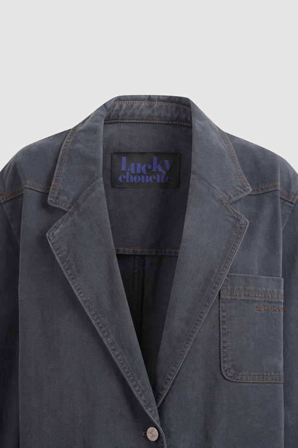 다크 그레이 컬러의 Pocket Point 워싱 데님 재킷입니다. 캐주얼 및 스트릿 스타일을 즐기는 분들께 적합하며, 봄, 가을 시즌에 활용하기 좋습니다. 오버핏으로 제작되어 편안한 착용감을 선사하며, 워싱 가공과 빅 아웃포켓, 턱 디테일이 특징입니다. 데이트룩이나 쇼핑룩에 코디하여 개성 있는 스타일을 연출해보세요. 긴 소매와 버튼 여밈 방식의 레귤러 기장 디자인입니다.
