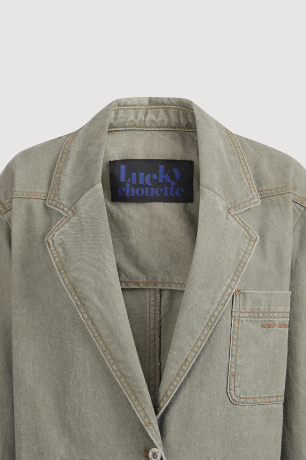 포켓 포인트 워싱 데님 재킷 (카키)은 캐주얼한 무드를 연출하는 데님 소재의 오버핏 재킷입니다. 봄, 가을에 착용하기 좋으며, 워싱 처리된 데님 특유의 빈티지한 멋을 느낄 수 있습니다. 빅 아웃포켓과 턱 디테일, 금속 단추, 피그먼트 염색 기법으로 디자인의 완성도를 높였습니다. 동네 마실룩이나 봄 소풍룩에 잘 어울리며, 미니멀, 워크웨어 스타일을 즐겨 입는 분들께 추천합니다. 넉넉한 기장감과 긴 소매로 편안한 착용감을 선사합니다.
