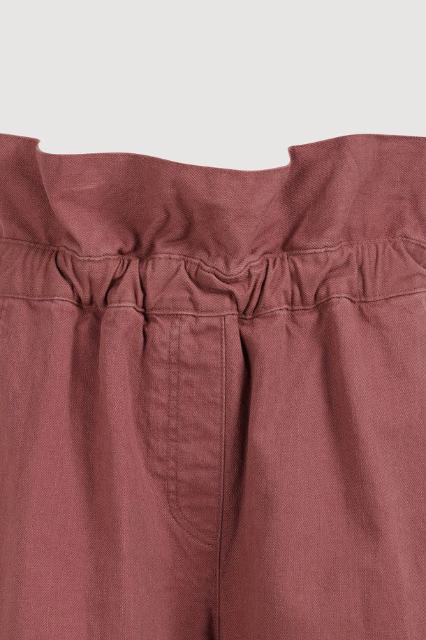 Color 워싱 밴딩 데님 팬츠 (pink)는 턱 디테일이 돋보이는 디자인으로, 캐주얼한 스타일을 연출하기 좋습니다. 루즈핏으로 편안한 착용감을 제공하며, 밴딩 처리되어 활동성을 높였습니다. 워싱 데님 소재로 제작되어 빈티지한 느낌을 더합니다. 핑크 컬러로, 동네 마실룩이나 쇼핑룩에 포인트를 줄 수 있습니다. 캐주얼, 미니멀, 스트리트 스타일을 즐겨 입는 분들께 추천합니다.
