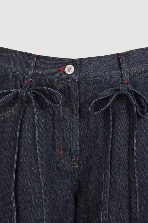 리본 포인트 인디고 데님 팬츠 (다크 블루)는 캐주얼, 미니멀, 클래식 스타일을 아우르는 여성 데님 팬츠입니다. 사계절 착용 가능하며, 와이드핏 맥시 기장으로 편안하면서도 세련된 실루엣을 연출합니다. 다크 블루 컬러의 무지 데님 소재로 제작되었으며, 앞 중심 지퍼 클로징과 앞 벨트고리 리본 디테일로 포인트를 더했습니다. 뒤판 개발 텍션지와 뒤 포켓 개발 자수 디자인으로 밋밋함을 덜어냈습니다. 데이트룩과 쇼핑룩에 활용하기 좋습니다.
