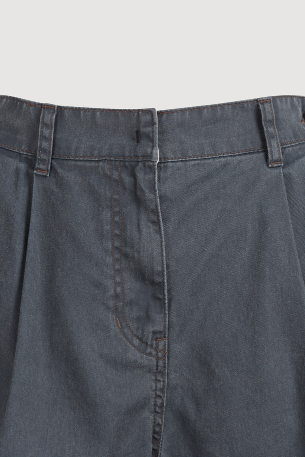 워싱 데님 백 밴딩 쇼츠 (dark grey)는 캐주얼 스타일의 여름 숏팬츠입니다. 은은한 워싱 디테일이 돋보이는 다크 그레이 컬러의 무지 데님 소재로 제작되었습니다. 허리 뒤쪽 밴딩 처리로 편안한 착용감을 제공하며, 앞 중심 지퍼와 앞 턱 디테일이 특징입니다. 동네 마실룩, 여행룩, 휴가룩 등 다양한 TPO에 활용 가능하며, 미니멀한 스타일을 연출하기 좋습니다. 로고 캔톤이 포인트로 더해져 완성도를 높였습니다.
