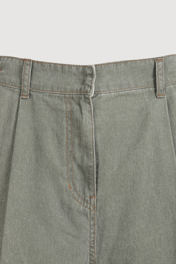 워싱 데님 백 밴딩 쇼츠 (khaki)는 캐주얼한 스타일을 연출하기 좋은 데님 숏팬츠입니다. 봄, 여름 시즌에 적합하며, 유니섹스 디자인으로 누구나 편안하게 착용할 수 있습니다. 톤 다운된 카키 컬러에 무지 패턴으로 어떤 상의와도 잘 어울립니다. 뒷밴딩 처리로 편안한 착용감을 제공하며, 앞 중심 지퍼와 로고 캔톤 장식, 앞 턱 디테일이 더해져 밋밋함을 덜었습니다. 동네 마실룩, 여행룩, 휴가룩 등 다양한 TPO에 활용하여 개성 있는 스타일을 완성해보세요.
