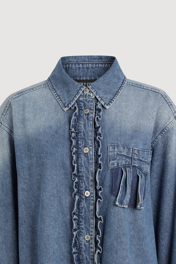 리본 포인트 데님 블라우스 (블루)는 캐주얼한 무드의 여성 의류입니다. 셔츠 칼라에 앞 중심 단추 여밈으로 간편하게 착용할 수 있으며, 가슴 포켓의 리본 디테일이 사랑스러운 포인트를 더합니다. 여유로운 루즈핏에 중간 두께감의 데님 소재로 봄, 가을에 활용하기 좋습니다. 데이트룩, 모임룩 등 다양한 TPO에 맞춰 캐주얼, 클래식, 미니멀 스타일을 연출해보세요. 앞 중심과 뒤 절개선에 프릴 디테일을 더해 은은한 여성스러움을 강조한 블라우스입니다.
