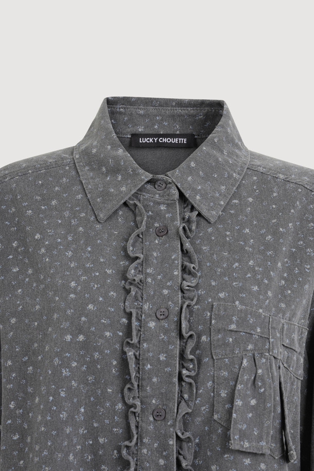 리본 포인트 데님 블라우스 (grey)는 캐주얼한 무드의 여성 블라우스입니다. 봄, 가을에 어울리는 긴소매 디자인으로, 데님 소재와 루즈핏이 편안한 착용감을 선사합니다. 무지 패턴에 리본, 프릴, 포켓, 버튼 디테일이 더해져 여성스러운 포인트를 더했습니다. 데이트룩, 봄 소풍룩에 어울리는 스타일로, 캐주얼, 미니멀, 클래식 스타일을 연출하기 좋습니다. 버튼으로 여밈이 가능합니다.
