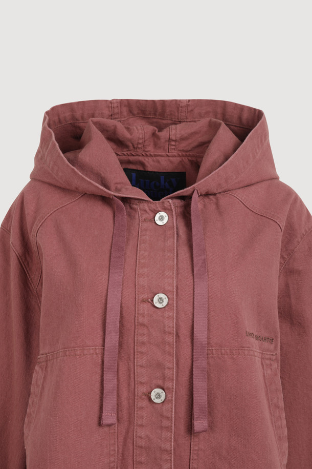 Color 워싱 데님 후드 점퍼 (핑크)는 캐주얼한 스타일을 즐기는 여성들을 위한 데님 점퍼입니다. 핑크 컬러에 워싱 가공을 더해 빈티지한 무드를 연출하며, 루즈핏으로 편안한 착용감을 선사합니다. 후드 디자인과 빅 아웃포켓, 러플 디테일이 여성스러움을 더하고, 스트링 밑단으로 핏 조절이 가능합니다. 봄, 가을 시즌에 동네 마실룩이나 봄 소풍룩으로 활용하기 좋으며, 미니멀한 스타일을 선호하는 분들께 추천합니다. 긴 소매, 지퍼형 여밈으로 실용성을 더한 데님 점퍼입니다.
