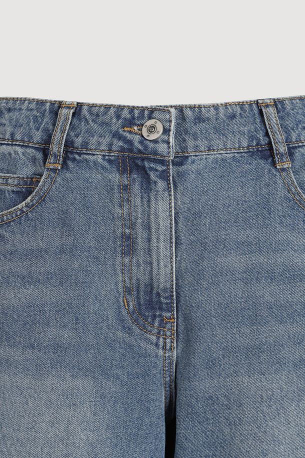 컬러 블록 백 밴딩 데님 팬츠 (블루)는 유니크함과 캐주얼 무드를 동시에 선사하는 여성 데님 팬츠입니다. 앞뒤 다른 워싱 컬러 믹스로 개성 있는 스타일을 연출하며, 밴딩 처리로 편안한 착용감을 제공합니다. 스트레이트 핏으로 다리 라인을 자연스럽게 잡아주며, 봄, 가을 시즌에 적합합니다. 데이트룩, 쇼핑룩 등 다양한 TPO에 활용 가능하며, 캐주얼, 미니멀, 스트리트 스타일을 즐겨 입는 분들께 추천합니다. 로고 캔톤, 리벳, 비죠 디테일이 더해져 밋밋함을 덜었습니다.
