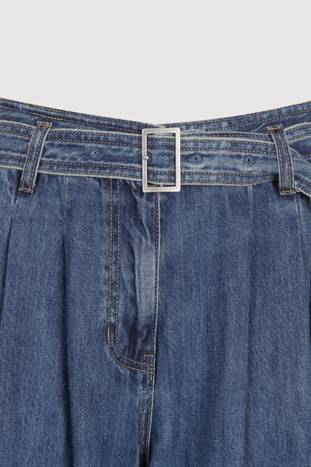 와이드 데님 팬츠 (With Belt)는 여성 고객을 위한 캐주얼 및 스트릿 스타일의 바지입니다. 봄, 가을 계절에 적합하며, 일상용으로 착용하기 좋습니다. 루즈핏의 와이드 실루엣에 벨트가 포함되어 있어 다양한 스타일 연출이 용이합니다. 허리 턱 디테일과 럭키슈에뜨 로고 캔톤, 리벳 디테일이 돋보이며, 맥시 기장으로 다리가 길어 보이는 효과를 줍니다. 무지 디자인의 데님 소재로 제작되어 편안한 착용감을 선사합니다. 
