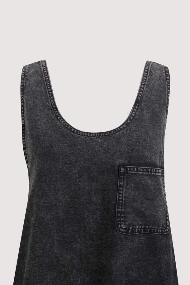 [Re-Order] 레이어드 데님 롱 드레스 (블랙)는 캐주얼, 클래식, 미니멀 스타일을 아우르는 여성 데님 원피스입니다. 봄, 가을에 어울리는 두꺼운 두께감의 블랙 컬러 무지 데님 소재로, 뻣뻣한 촉감이 특징입니다. A라인 핏의 맥시 기장으로, 스퀘어넥과 민소매 디자인이 시원한 느낌을 주며, 데이트룩과 쇼핑룩에 적합합니다. 뒷면 금속 지퍼, 로고 리벳 장식, 앞 포켓 리본 디테일, 허리 셔링 디테일이 더해져 밋밋함을 덜었습니다. 루즈핏으로 편안하면서도 세련된 스타일을 연출할 수 있습니다.
