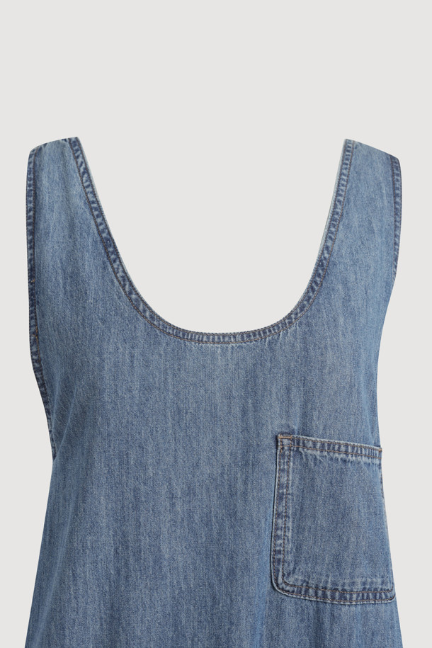 레이어드 데님 롱 드레스 (블루)는 여성스러운 실루엣을 연출해 주는 맥시 기장의 데님 원피스입니다. 캐주얼, 클래식 스타일을 모두 소화할 수 있으며, 봄, 가을에 데이트룩, 카페룩, 봄 소풍룩으로 활용하기 좋습니다. 루즈핏 A라인으로 편안한 착용감을 선사하며, 뻣뻣한 촉감의 데님 소재로 제작되었습니다. 라운드넥 민소매 디자인에 뒷면 지퍼, 로고 리벳, 앞면 포켓, 리본 장식, 허리 셔링 디테일이 더해져 포인트를 더합니다.
