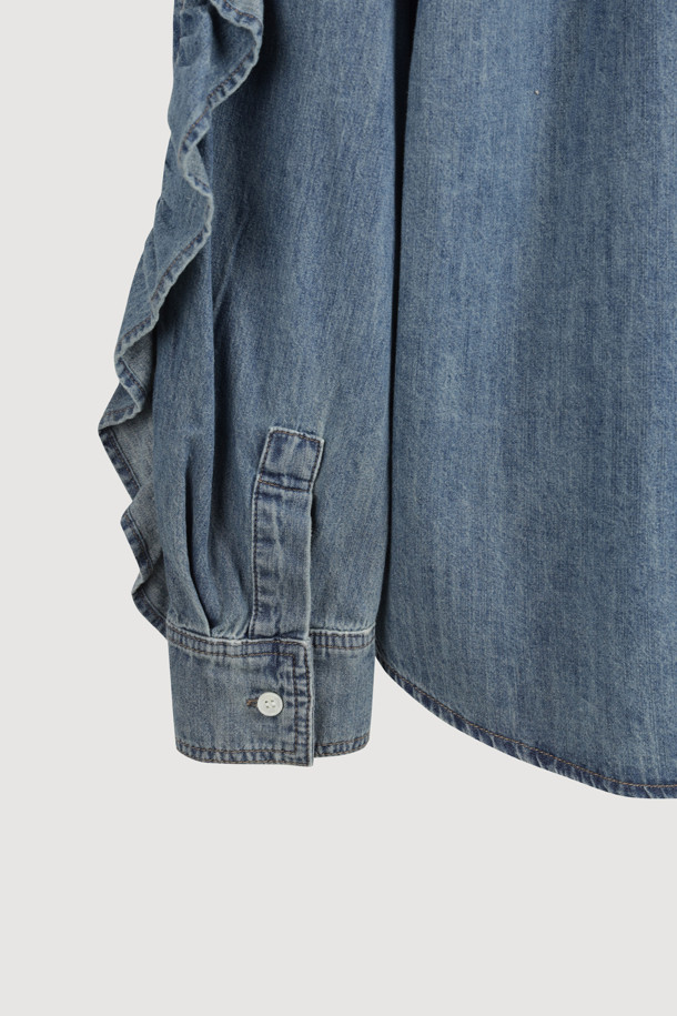 [Re-Order] 프릴 데님 셔츠 블라우스 (블루)는 캐주얼, 미니멀, 클래식 스타일을 모두 아우르는 여성 의류입니다. 봄, 가을에 착용하기 좋으며, 루즈핏의 크롭 기장 디자인으로 시원하고 편안한 착용감을 선사합니다. 차이나 칼라와 긴 소매, 프릴 디테일이 여성스러움을 더하고, 가슴 포켓과 레터링 자수, 앞 중심 단추가 포인트입니다. 데이트룩, 카페룩, 쇼핑룩 등 다양한 TPO에 활용하기 좋은 블루 컬러의 데님 블라우스입니다.
