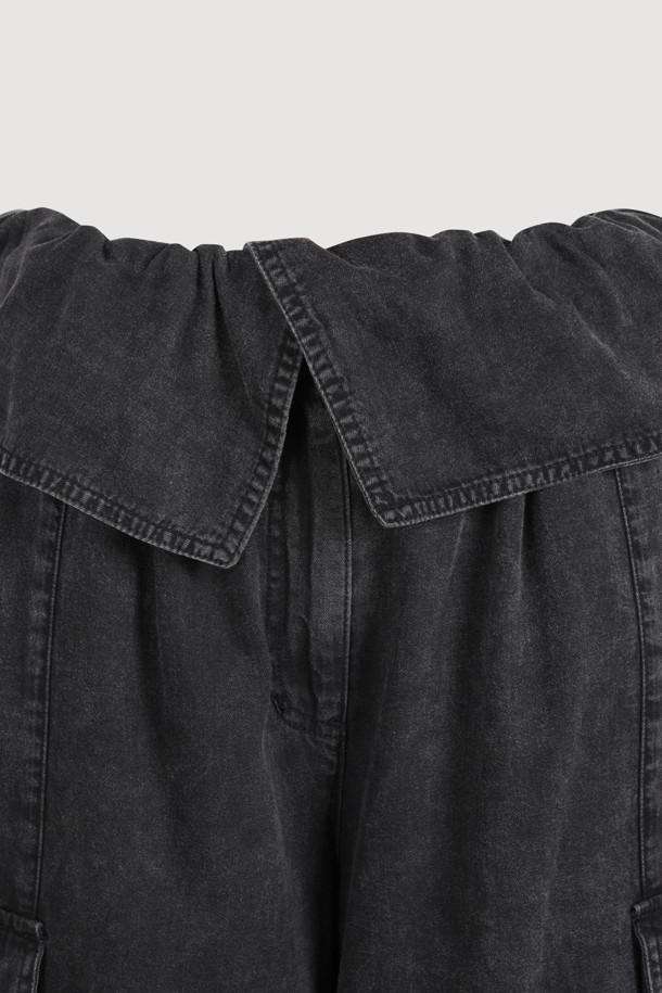 오르비 포인트 백 밴딩 데님 팬츠 (블랙)는 캐주얼, 스트리트, 미니멀 스타일을 즐기는 분들을 위한 데님 팬츠입니다. 사계절 내내 활용 가능한 이 팬츠는 넉넉한 루즈핏으로 편안한 착용감을 선사하며, 무지 디자인으로 어떤 상의와도 쉽게 매치할 수 있습니다. 뒷밴딩 처리와 원턱 디자인이 특징이며, 아웃포켓, 로고 캔톤, 리벳 디테일로 포인트를 더했습니다. 일상, 동네 마실룩, 여행룩 등 다양한 TPO에 활용하기 좋습니다.
