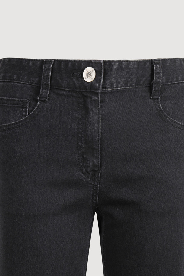 블랙 컬러의 Back Banding Denim 제깅스 팬츠입니다. 데님 소재의 슬림핏으로 제작되었으며, 사계절 내내 착용하기 좋습니다. 허리 뒷부분 밴딩 처리로 편안함을 더했으며, 앞 중심 지퍼와 로고 캔톤, 리벳 디테일, 뒷포켓 텍션지로 포인트를 주었습니다. 캐주얼, 미니멀 스타일을 즐겨 입는 여성분들께 데일리 팬츠로 추천합니다. 얇은 두께감과 신축성 있는 소재로 편안한 착용감을 선사합니다.
